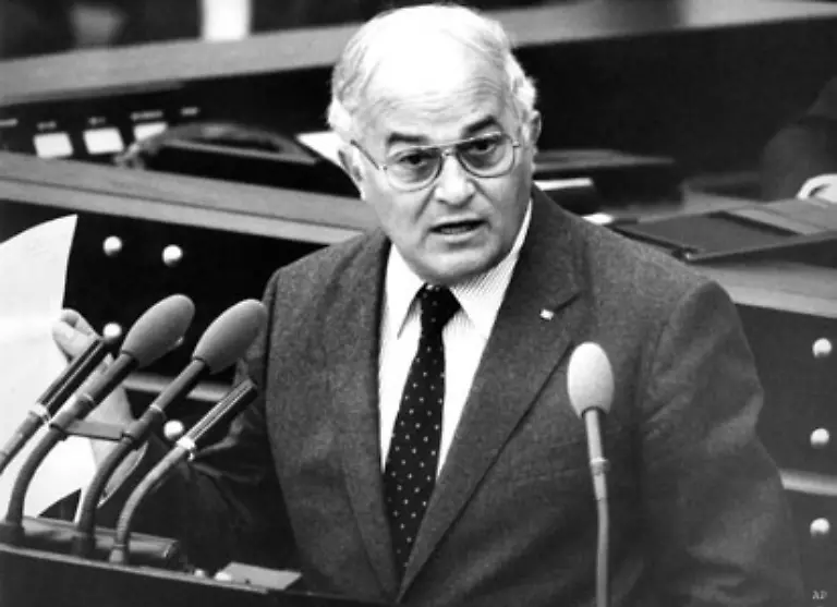 Er-scheitert-zunaechst-an-Rainer-Barzel-der-der-CDU-CSU-Bundestagsfraktion-vorsteht-Allerdings-ist-Barzels-Amtszeit-als-CDU-Chef-von-nur-kurzer-Dauer