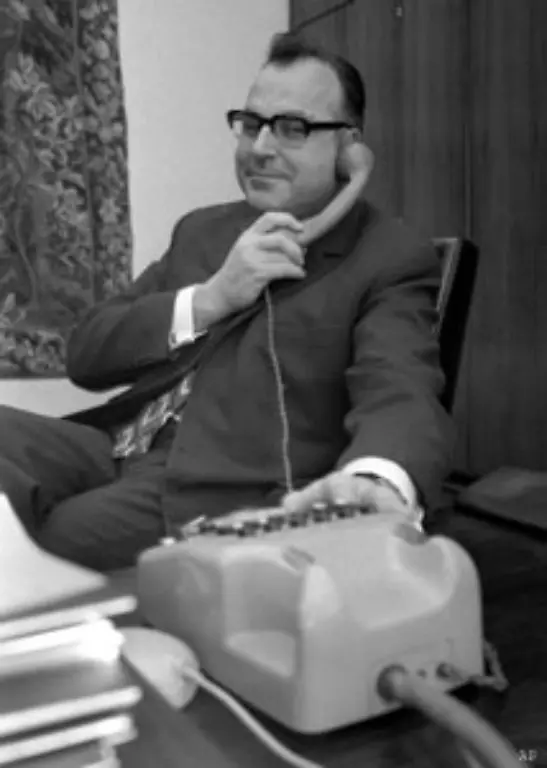 Kohl-steckt-die-Niederlage-weg-Er-arbeitet-weiter-an-der-Entwicklung-seines-parteiinternen-Netzwerks-Dabei-helfen-auch-unzaehlige-Telefonate-in-die-untersten-Ebenen-der-CDU-Das-System-Kohl-wird-geboren