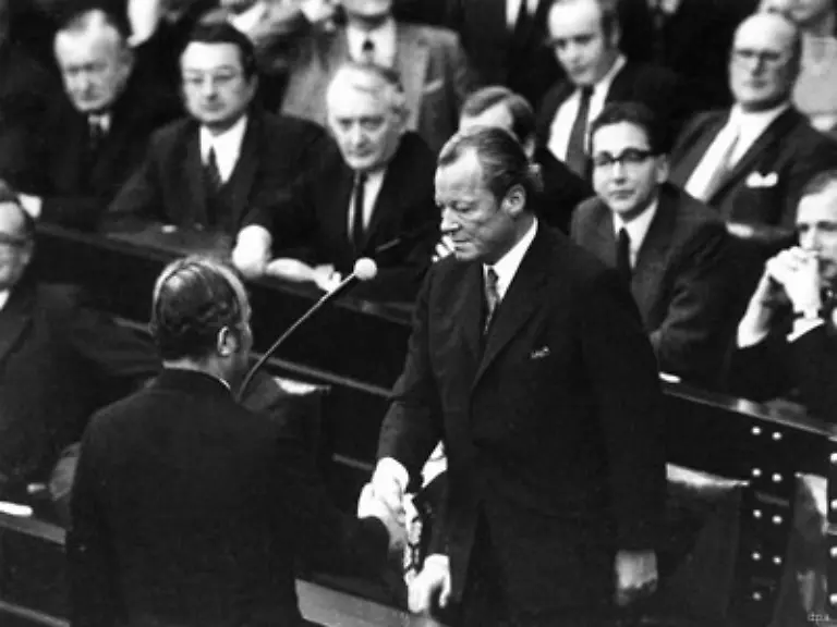 Die-Union-befindet-sich-in-einer-schwierigen-Lage-Brandts-Ostpolitik-kommt-gut-an-Am-27-April-1972-scheitert-Barzel-mit-einem-Misstrauensvotum-gegen-Brandt-Zwei-Stimmen-fehlen-davon-soll-mindestens-eine-durch-die-DDR-Staatssicherheit-gekauft-sein