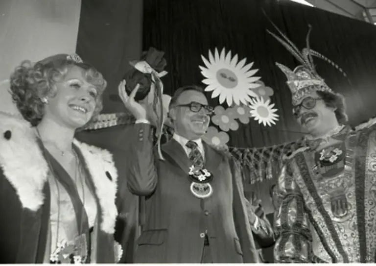 Am-Anfang-wird-der-Pfaelzer-in-Bonn-belaechelt-Kohl-gilt-als-Provinzler-Ihm-wird-nicht-zugetraut-die-CDU-ueber-einen-laengeren-Zeitrum-zu-fuehren