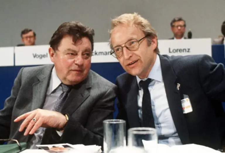 CSU-Chef-Franz-Josef-Strauss-hier-mit-seinem-Generalsekretaer-Edmund-Stoiber-macht-keinen-Hehl-daraus-dass-er-sich-fuer-den-besseren-Oppositionsfuehrer-haelt