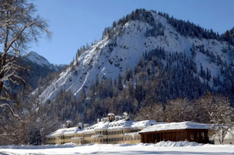 Nach-der-Bundestagswahl-fasst-die-CSU-in-Wildbad-Kreuth-den-so-genannten-Trennungsbeschluss-Damit-soll-die-Koalitionsgemeinschaft-mit-der-CDU-aufgehoben-werden-Fuer-Helmut-Kohl-ein-Schlag-ins-Gesicht