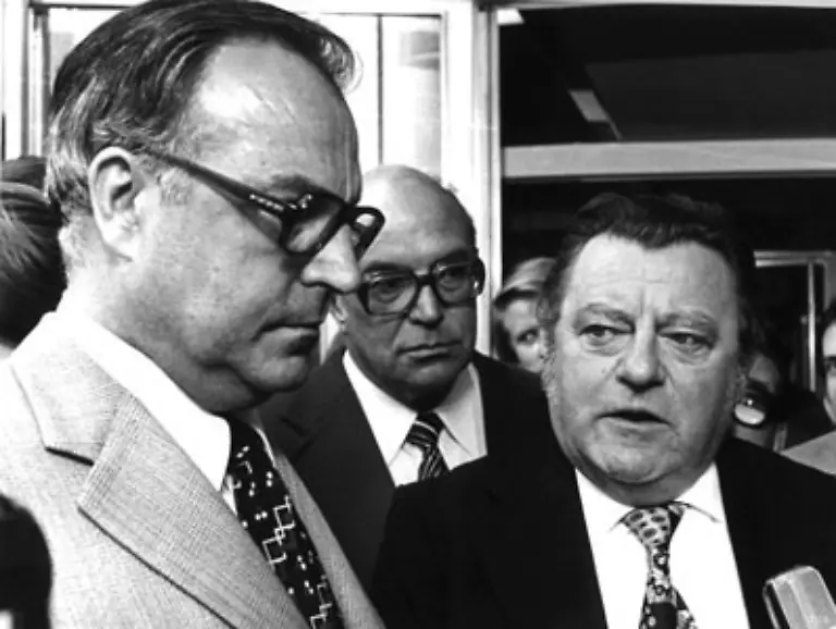 In-den-Medien-wird-bereits-ueber-das-politische-Ende-von-Helmut-Kohl-spekuliert-Doch-Kohl-kontert-die-CSU-Attacke-eiskalt-Er-droht-den-Christsozialen-mit-einer-Ausweitung-der-CDU-nach-Bayern