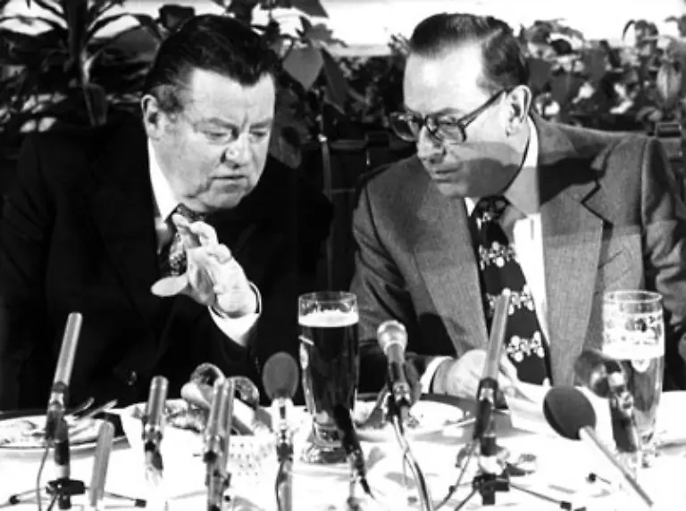 Strauss-hier-mit-dem-damaligen-CSU-Landesgruppenchef-Friedrich-Zimmermann-muss-den-Beschluss-kassieren-lassen