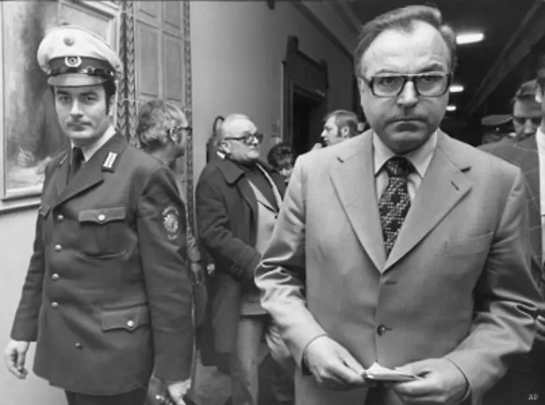 In-den-1970er-Jahren-wird-Kohl-auch-auf-einem-anderen-Gebiet-gefordert-Die-RAF-terrorisiert-das-Land-Als-Oppositionschef-ist-Kohl-an-den-Krisensitzungen-im-Bonner-Kanzleramt-beteiligt