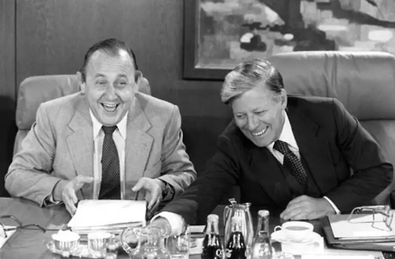 Zudem-geht-Schmidt-die-FDP-von-der-Fahne-FDP-Chef-und-Aussenminister-Hans-Dietrich-Genscher-fuehrt-im-Hintergrund-Gespraeche-mit-Kohl-zur-Bildung-einer-christlich-liberalen-Koalition