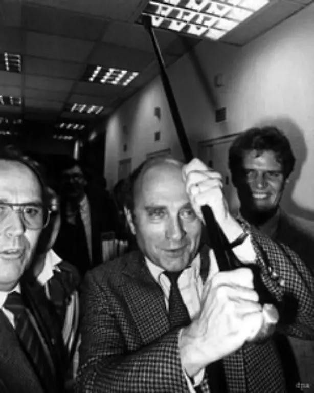 Untermauert-wird-dies-von-Forderungen-von-Wirtschaftsminister-Otto-Graf-Lambsdorff-der-eine-grundlegende-Wende-in-der-Wirtschafts-und-Sozialpolitik-fordert