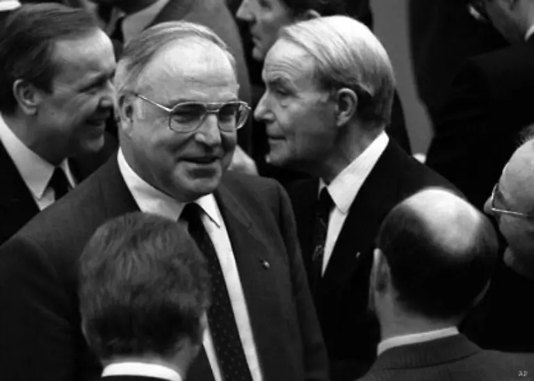 Kohl-sucht-nach-seiner-Wahl-durch-den-Bundestag-die-endgueltige-Entscheidung-Nach-einer-inszenierten-Abstimmungsniederlage-im-Parlament-werden-fuer-den-6-Maerz-1983-Neuwahlen-angesetzt-Bei-diesen-siegt-die-Regierungskoalition-klar