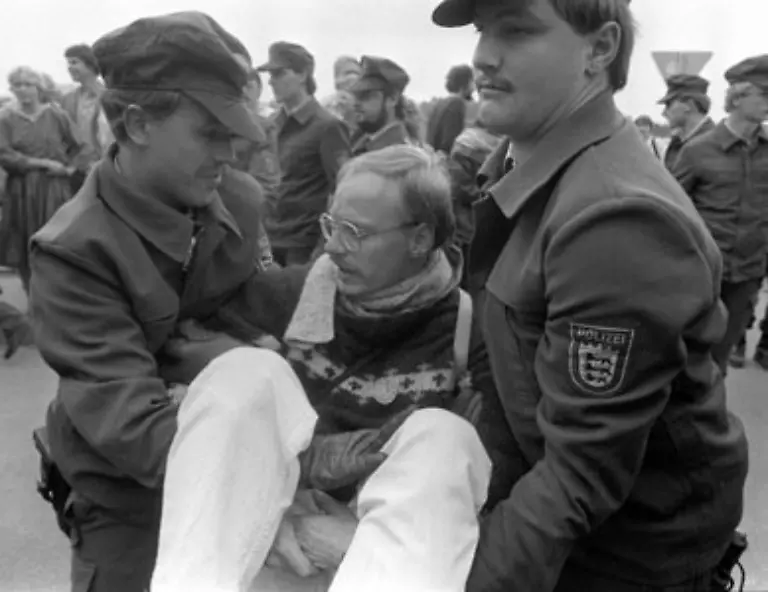 Trotz-heftiger-Proteste-setzt-er-die-Plaene-seines-Amtsvorgaengers-durch-und-laesst-Pershing-2-und-Cruise-Missiles-in-der-Bundesrepublik-stationieren