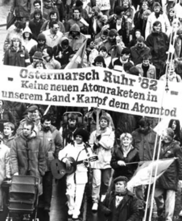 Spaeter-aeussert-Kohl-dass-er-von-den-Massendemonstrationen-gegen-die-Stationierung-schon-beeindruckt-war-Er-habe-jedoch-nie-Zweifel-an-der-Richtigkeit-seiner-Entscheidung-gehabt