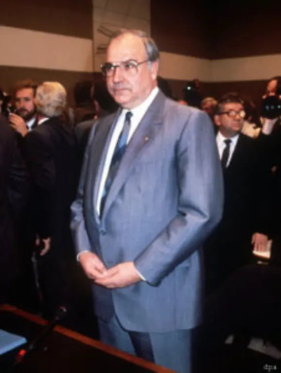 1984-erschuettert-die-Flick-Affaere-die-Regierung-Kohl-Dabei-geht-es-um-illegale-Zahlungen-an-deutsche-Politiker-Im-Untersuchungsausschuss-sagt-Kohl-die-Unwahrheit-Er-hatte-sehr-wohl-von-der-Spendenbeschaffungsanlage-Staatsbuergerlichen-Vereinigung-gewusst