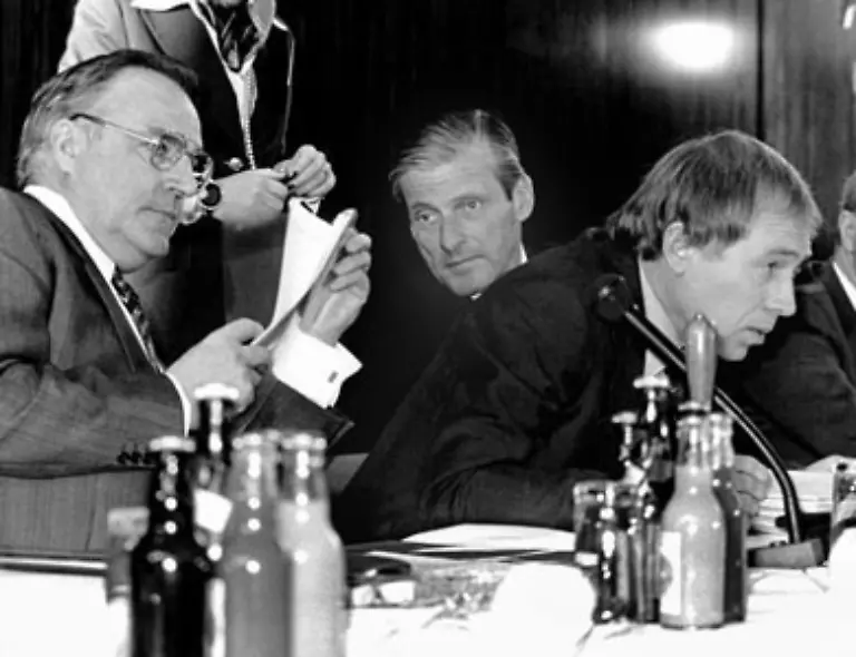 CDU-Generalsekretaer-Heiner-Geissler-verteidigt-seinen-Parteichef-auf-ungewoehnliche-Art-und-Weise-Kohl-habe-wohl-einen-Blackout-gehabt-sagt-Geissler