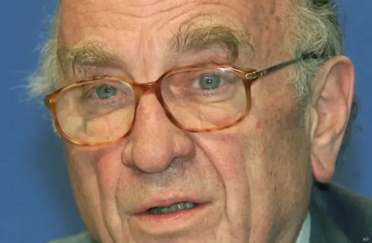 Im-Zuge-dieser-Affaere-verliert-Kohl-in-seinem-Kabinett-ein-Schwergewicht-Der-FDP-Politiker-Otto-Graf-Lambsdorff-muss-seinen-Hut-nehmen