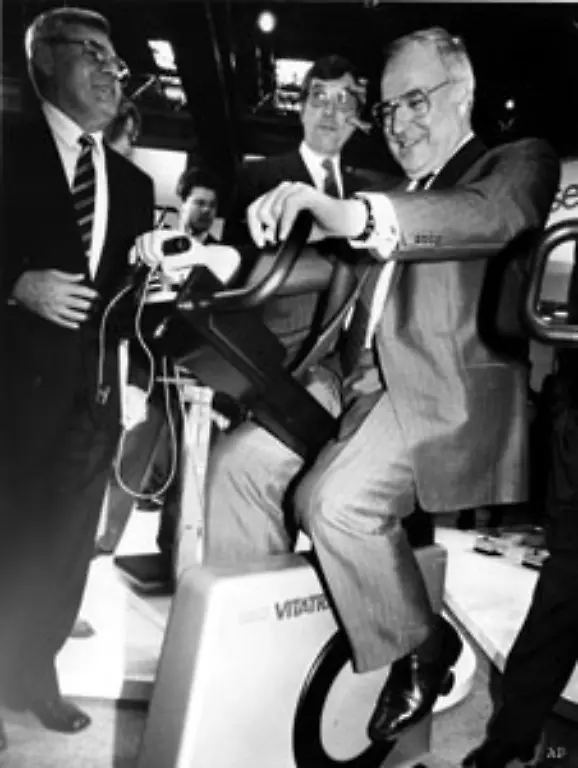 Kohl-uebersteht-diese-erste-grosse-Krise-seiner-Regierungszeit-Grund-sind-gute-Wirtschaftsdaten-und-auch-die-Schwaeche-der-oppositionellen-Sozialdemokraten