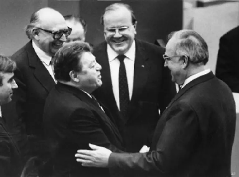 Kohl-ist-nun-die-unbestrittene-Nummer-eins-in-der-Union-Franz-Josef-Strauss-ist-keine-Gefahr-mehr-fuer-ihn-Der-CSU-Chef-stirbt-im-Herbst-1988