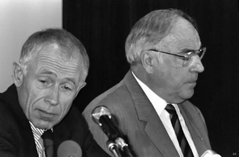 Generalsekretaer-Heiner-Geissler-sucht-auf-dem-Bremer-CDU-Parteitag-1989-die-Entscheidung-Er-will-die-Abloesung-Kohls-als-CDU-Chef