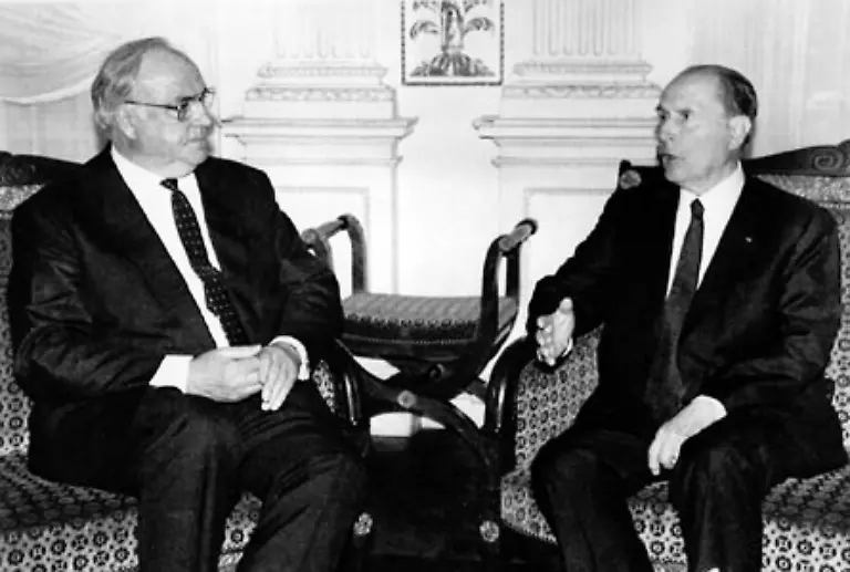 Aussenpolitisch-setzt-Kohl-weiter-auf-das-gute-Verhaeltnis-zu-Frankreich-Bei-der-Entwicklung-einer-europaeischen-Union-arbeitet-er-eng-mit-dem-franzoesischen-Staatspraesidenten-Francois-Mitterrand-zusammen