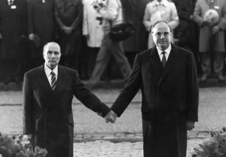 Der-Christdemokrat-Kohl-und-der-Sozialist-Mitterrand-verstehen-sich-gut-Am-22-September-1984-treffen-sich-beide-Politiker-am-Ort-der-Schlacht-von-Verdun-Hand-in-Hand-gedenken-sie-der-Toten-beider-Weltkriege