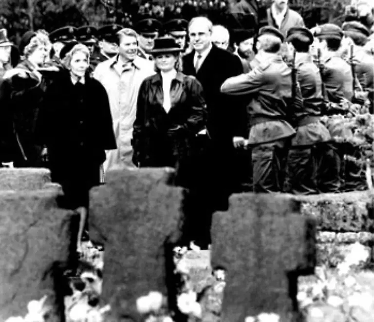 Am-5-Mai-1985-legen-Kohl-und-Reagan-in-Bitburg-einen-Kranz-auf-dem-dortigen-Soldatenfriedhof-nieder-Dies-wird-heftig-diskutiert-weil-dort-auch-Angehoerige-der-Waffen-SS-beerdigt-sind