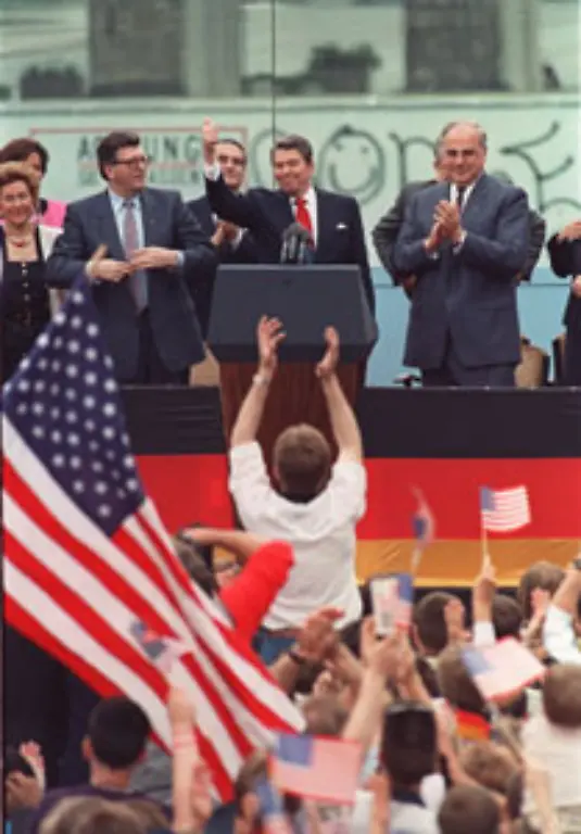 Reagan-unterstuetzt-Kohls-Verurteilung-der-deutschen-Teilung-Am-12-Juni-1987-kommt-es-zur-beruehmten-Kundgebung-vor-dem-Brandenburger-Tor-Mister-Gorbatschow-oeffnen-Sie-das-Tor-fordert-der-Praesident