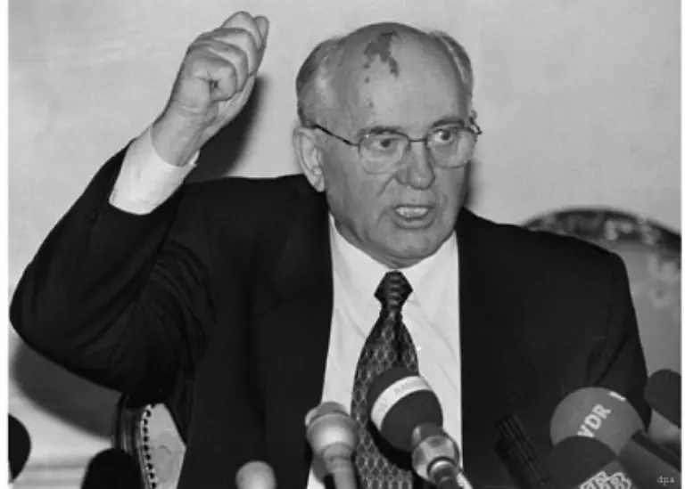 Michail-Gorbatschow-ist-seit-1985-der-Mann-in-der-Sowjetunion-Kohl-vergleicht-den-sowjetischen-Hoffungstraeger-in-einem-Rundfunkinterview-indirekt-mit-Goebbels-Er-entschuldigt-sich-spaeter-dafuer-und-spricht-von-einer-Dummheit-seinerseits