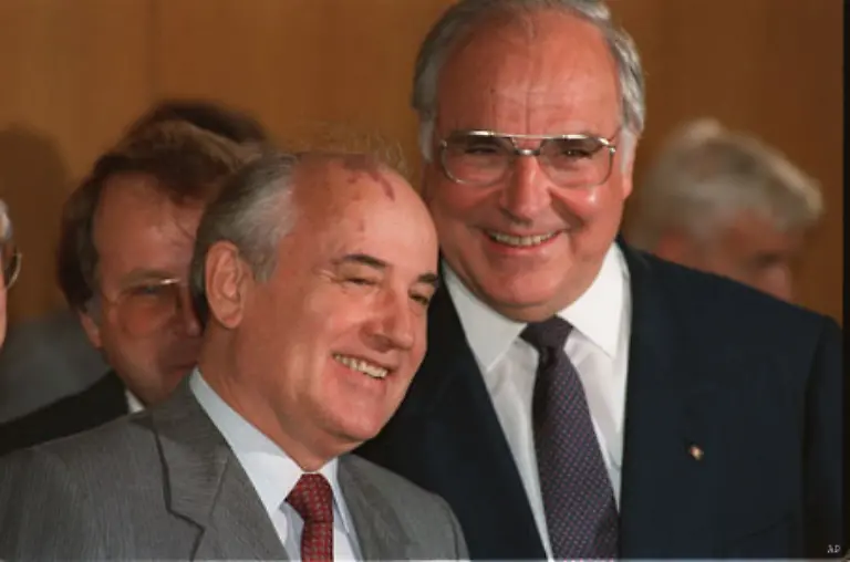 Am-12-Juni-1989-besucht-Gorbatschow-Bonn-In-einem-langen-Gespraech-unter-vier-Augen-am-Rhein-fassen-Kohl-und-Gorbatschow-Vertrauen-zueinander