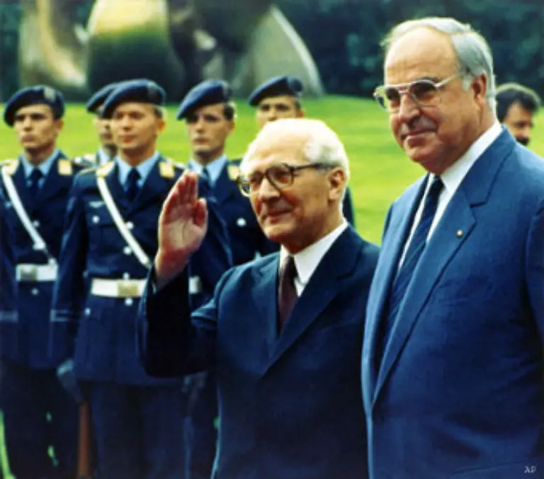 Dagegen-bereitet-der-Besuch-des-DDR-Staatsratsvorsitzenden-Erich-Honecker-in-der-Bundesrepublik-Kohl-heftige-Bauchschmerzen-Der-Pfaelzer-und-der-geborene-Saarlaender-erzielen-bei-den-Gespraechen-keine-Fortschritte