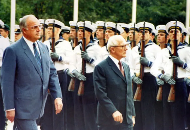 Kohl-hatte-zuvor-einem-von-Franz-Josef-Strauss-ausgehandelten-Milliardenkredit-fuer-die-marode-DDR-zugestimmt-Weder-Kohl-noch-Honecker-ahnen-dass-die-DDR-in-drei-Jahren-von-der-Landkarte-verschwinden-wird