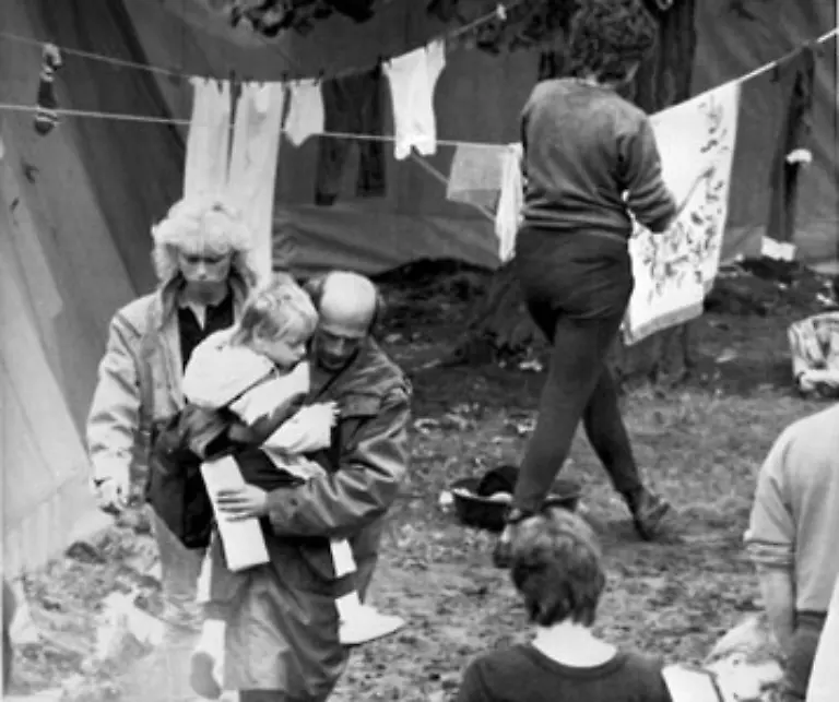 Auf-dem-Botschaftsgelaende-existieren-nach-kurzer-Zeit-unhaltbare-Zustaende-Die-Regierung-Kohl-ist-gefordert-eine-Loesung-muss-gefunden-werden