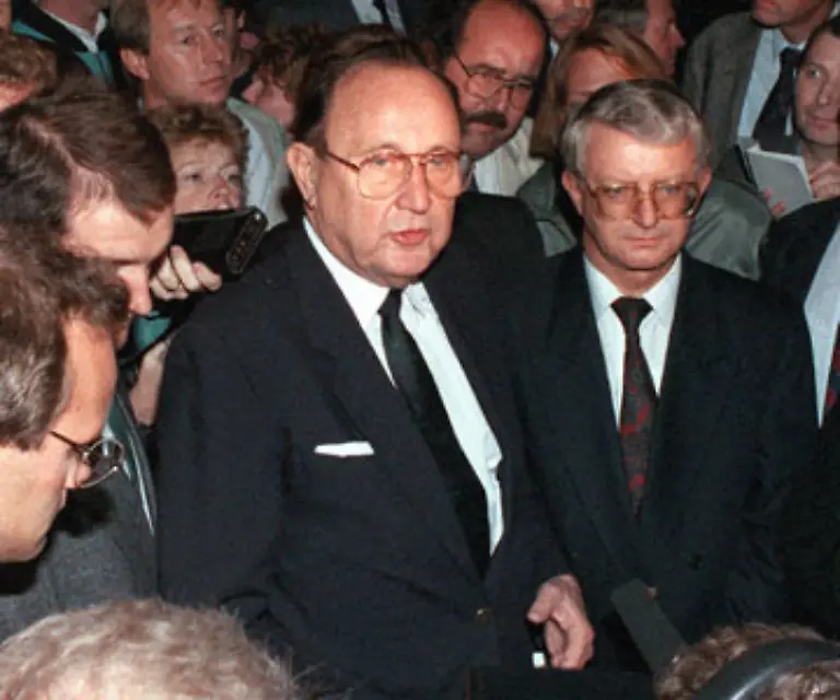 Aussenminister-Hans-Dietrich-Genscher-und-Kanzleramtsminister-Rudolf-Seiters-in-der-Prager-Botschaft-Genscher-verkuendet-die-Ausreise-der-Fluechtlinge-ueber-DDR-Gebiet-in-die-Bundesrepublik