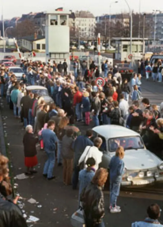 Grenzuebergang-an-der-Bornholmer-Strasse-Kohl-absolviert-zum-Zeitpunkt-der-Maueroeffnung-einen-wichtigen-Besuch-in-Polen-Er-fuehlt-sich-in-Warschau-nun-fehl-am-Platze