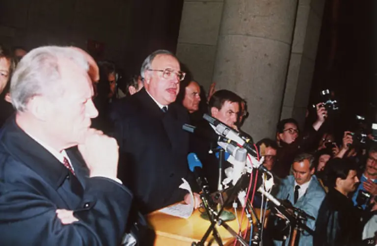 Nach-einigem-Hin-und-Her-kehrt-der-Kanzler-zurueck-Er-nimmt-am-10-November-1989-an-einer-Kundgebung-vor-dem-Schoeneberger-Rathaus-in-West-Berlin-teil-Kohl-wird-waehrend-seiner-Rede-gnadenlos-ausgepfiffen