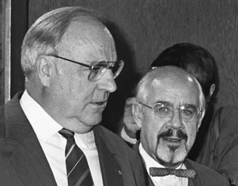Kohl-handelt-Am-28-November-1989-legt-er-ohne-vorherige-Absprache-mit-dem-Koalitionspartner-ein-Zehn-Punkte-Programm-zur-Ueberwindung-der-Teilung-Deutschlands-und-Europas-vor
