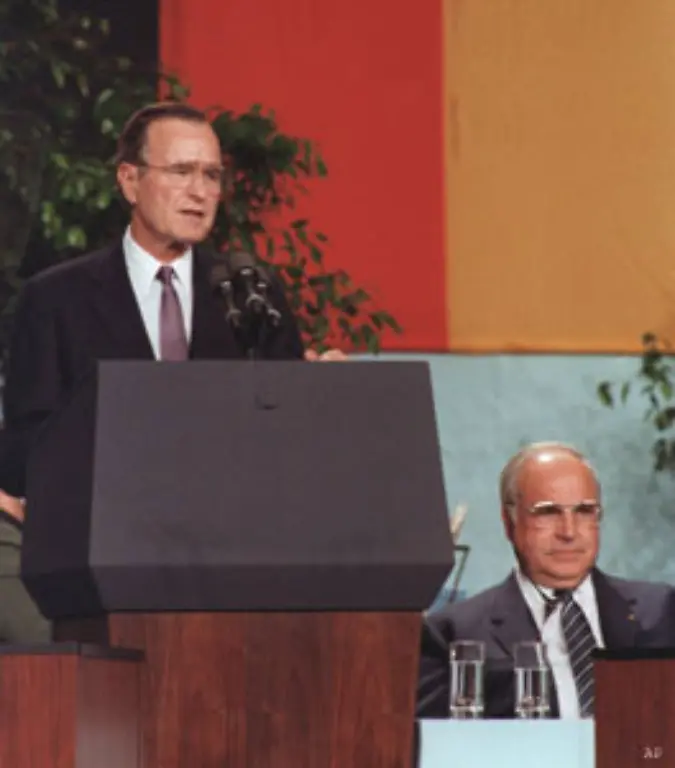 Das-Ausland-reagiert-irritiert-Allerdings-sagt-US-Praesident-George-Bush-als-erster-Staatsmann-Kohl-seine-Unterstuetzung-zu