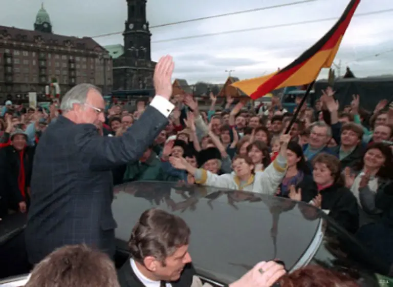 Nach-der-ergebnislosen-Unterredung-mit-Modrow-findet-vor-der-Ruine-der-Dresdner-Frauenkirche-eine-Kundgebung-mit-Kohl-statt-Kohl-absolviert-einen-wahren-Drahtseilakt-um-die-aufgeladene-Stimmung-nicht-noch-weiter-anzuheizen