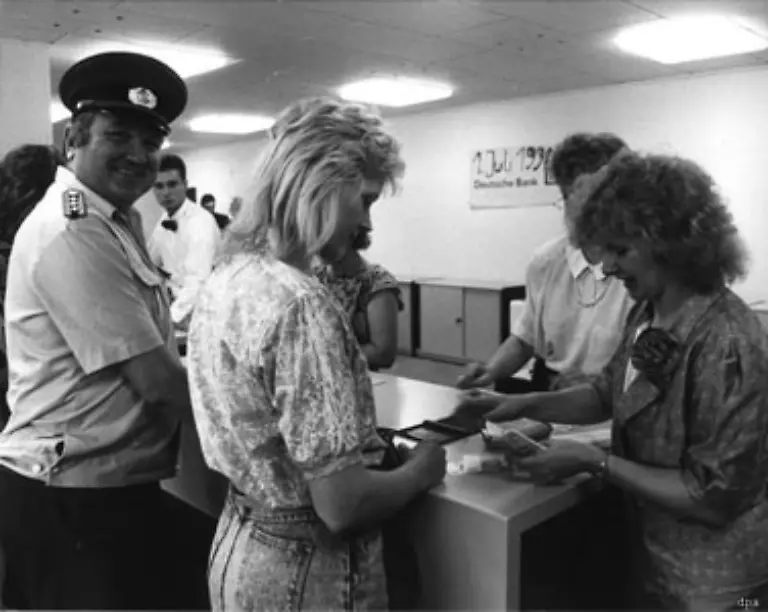 Am-1-Juli-1990-wird-die-Waehrungsunion-verwirklicht-Die-Bundesregierung-will-so-die-Fluchtbewegung-in-Richtung-Westen-eindaemmen-Kohl-erntet-heftige-Kritik-weil-ein-Teil-des-Geldes-1-1-umgetauscht-wird