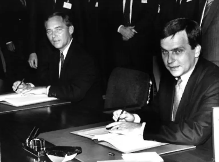 Am-31-August-1990-unterzeichnen-Innenminister-Wolfgang-Schaeuble-und-DDR-Staatssekretaer-Guenther-Krause-den-Einigungsvertrag-Die-DDR-tritt-nach-Artikel-23-des-Grundgesetzes-der-Bundesrepublik-Deutschland-bei