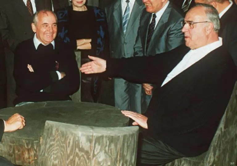 Gorbatschow-gibt-Kohl-sein-Ja-Dafuer-sagt-der-Kanzler-der-UdSSR-Milliardenhilfen-zu-Zudem-sollen-mit-deutschem-Geld-Haeuser-fuer-aus-Deutschland-zurueckkehrende-sowjetische-Soldaten-gebaut-werden