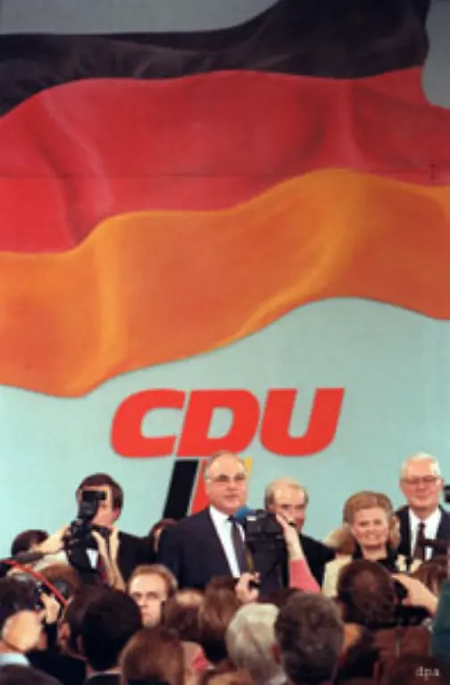 Kohl-dagegen-profitiert-von-der-Welle-der-nationalen-Begeisterung-Und-doch-beginnt-sein-politischer-Stern-bereits-zu-sinken