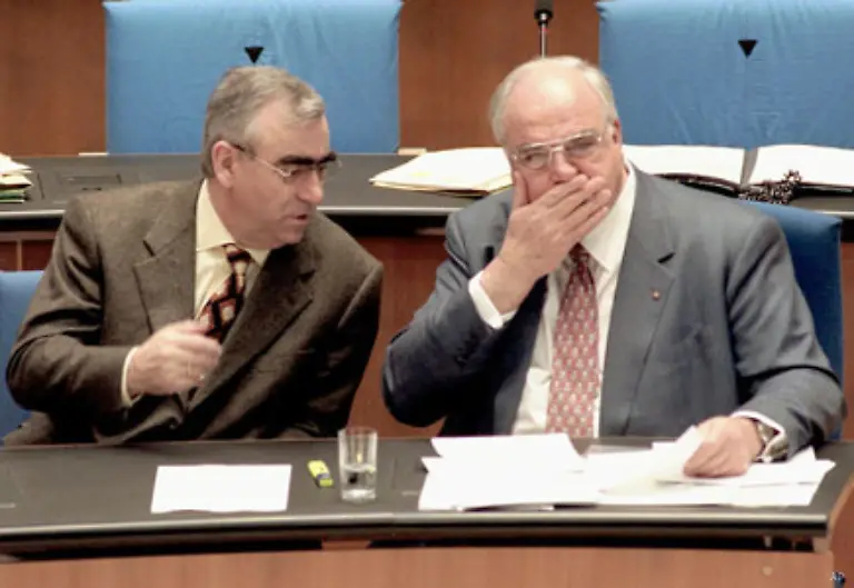 In-Folge-der-deutschen-Einheit-waechst-die-Staatsverschuldung-Kohl-hatte-die-Einheitskosten-schlicht-unterschaetzt-Sein-Finanzminister-Theo-Waigel-sieht-sich-riesigen-Haushaltsloechern-gegenueber