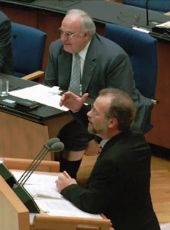 Dennoch-gelingt-Kohl-1994-noch-einmal-ein-Wahlsieg-Die-SPD-hat-mit-Rudolf-Scharping-allerdings-einen-schwachen-Gegenkandidaten-aufgeboten-Es-wird-Kohls-letzter-Sieg