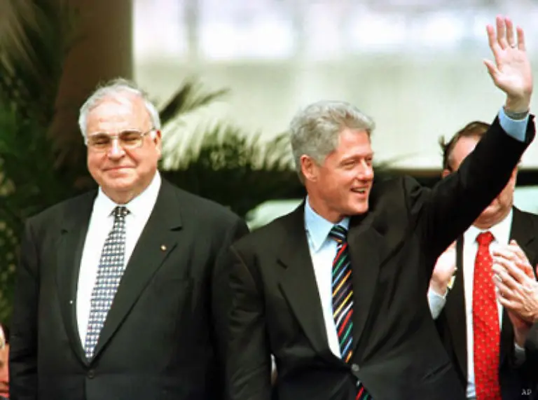 Auch-das-transatlantische-Buendnis-wird-weiterentwickelt-Kohl-und-US-Praesident-Bill-Clinton-muessen-sich-u-a-mit-der-Jugoslawien-Krise-befassen