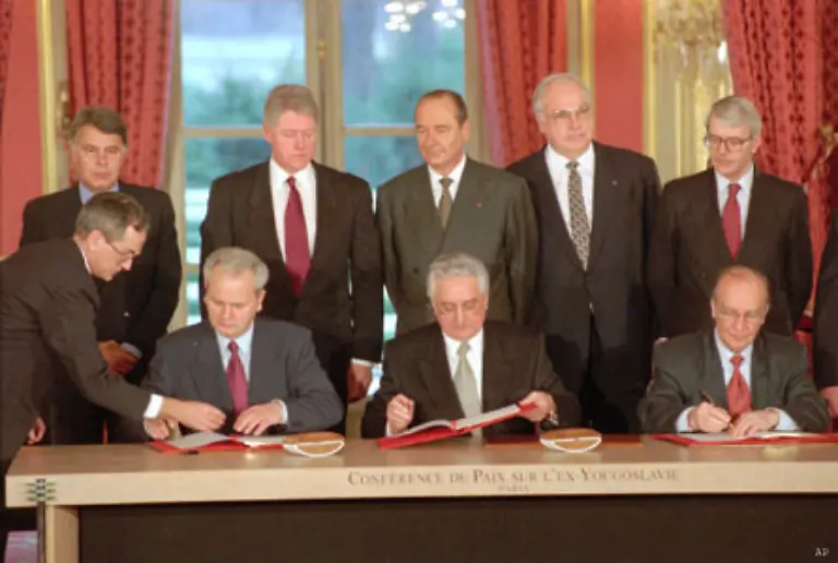 Seit-Jahren-herrscht-dort-Krieg-Besonders-blutig-geht-es-in-Bosnien-Herzegowina-zu-Am-14-Dezember-1995-wird-in-Dayton-ein-Friedensabkommen-fuer-die-ehemalige-jugoslawische-Teilrepublik-unterzeichnet