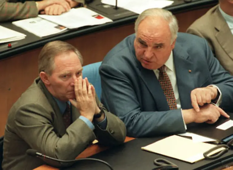 Zur-Bundestagswahl-1998-tritt-der-mittlerweile-68-Jaehrige-noch-einmal-als-Unions-Spitzenkandidat-an-Er-duepiert-damit-seinen-langjaehrigen-Weggefaehrten-Wolfgang-Schaeuble