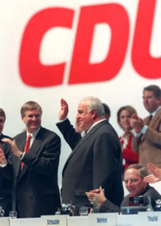 Noch-am-Rande-des-Leipziger-CDU-Parteitags-1997-hatte-Kohl-geaeussert-dass-er-Schaeuble-als-seinen-Nachfolger-sehe