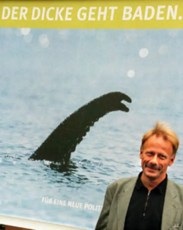 Nach-16-Jahren-an-der-Regierung-ist-Schwarz-Gelb-abgewaehlt-Der-auf-diesem-Gruenen-Plakat-gehegte-Wunsch-wird-Wirklichkeit