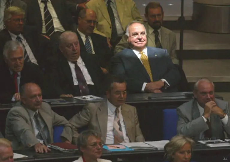 Kohl-kann-dennoch-nicht-von-der-Politik-lassen-Er-verbleibt-als-einfacher-Abgeordneter-im-Deutschen-Bundestag