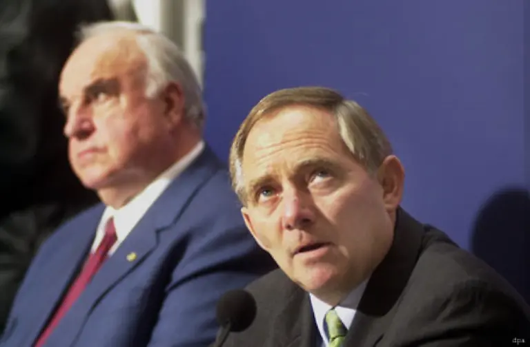CDU-Chef-Wolfgang-Schaeuble-verlangt-von-Kohl-eine-Aussage-ueber-die-Herkunft-eines-Betrages-von-zwei-Millionen-D-Mark-Kohl-verweigert-diese