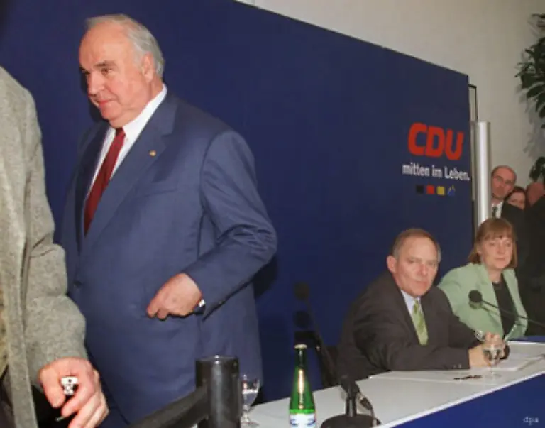 Er-verweist-auf-das-Ehrenwort-das-er-den-Spendern-gegeben-habe-Kurze-Zeit-spaeter-soll-auch-Schaeuble-ueber-die-Affaere-stolpern-Zwischen-Kohl-und-Schaeuble-herrscht-seitdem-Funkstille