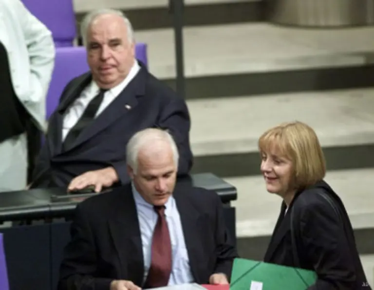 Aber-das-Maedchen-macht-es-seinem-Lehrmeister-nach-und-zeigt-seine-Zaehne-Seitdem-ist-das-Verhaeltnis-Kohls-zu-Merkel-distanziert-Merkel-wird-im-Maerz-2000-CDU-Vorsitzende